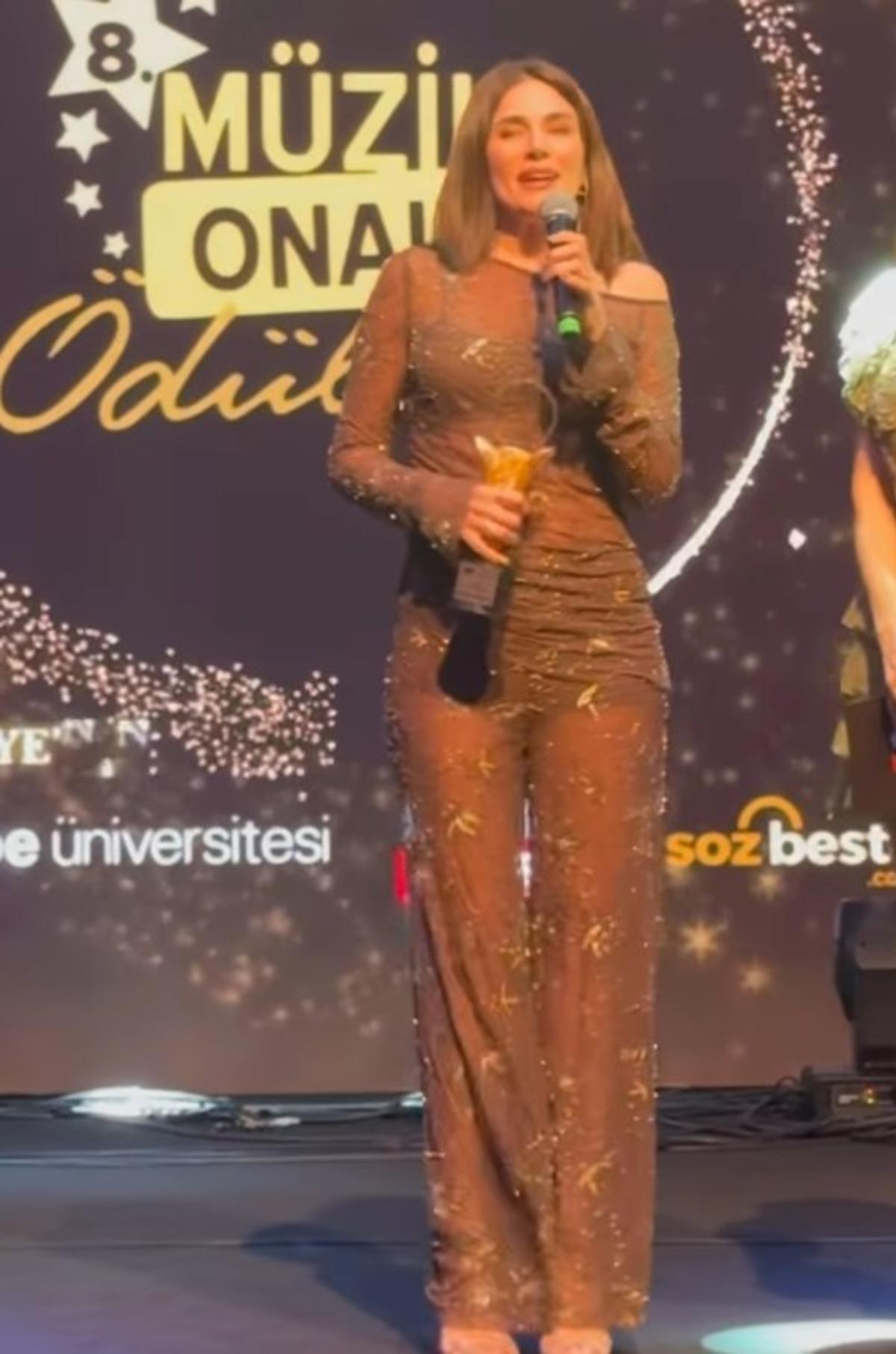 Buse Varol baştan aşağı transparan giydi! &Ouml;d&uuml;l T&ouml;reni tarzı &ccedil;ok eleştirildi 1