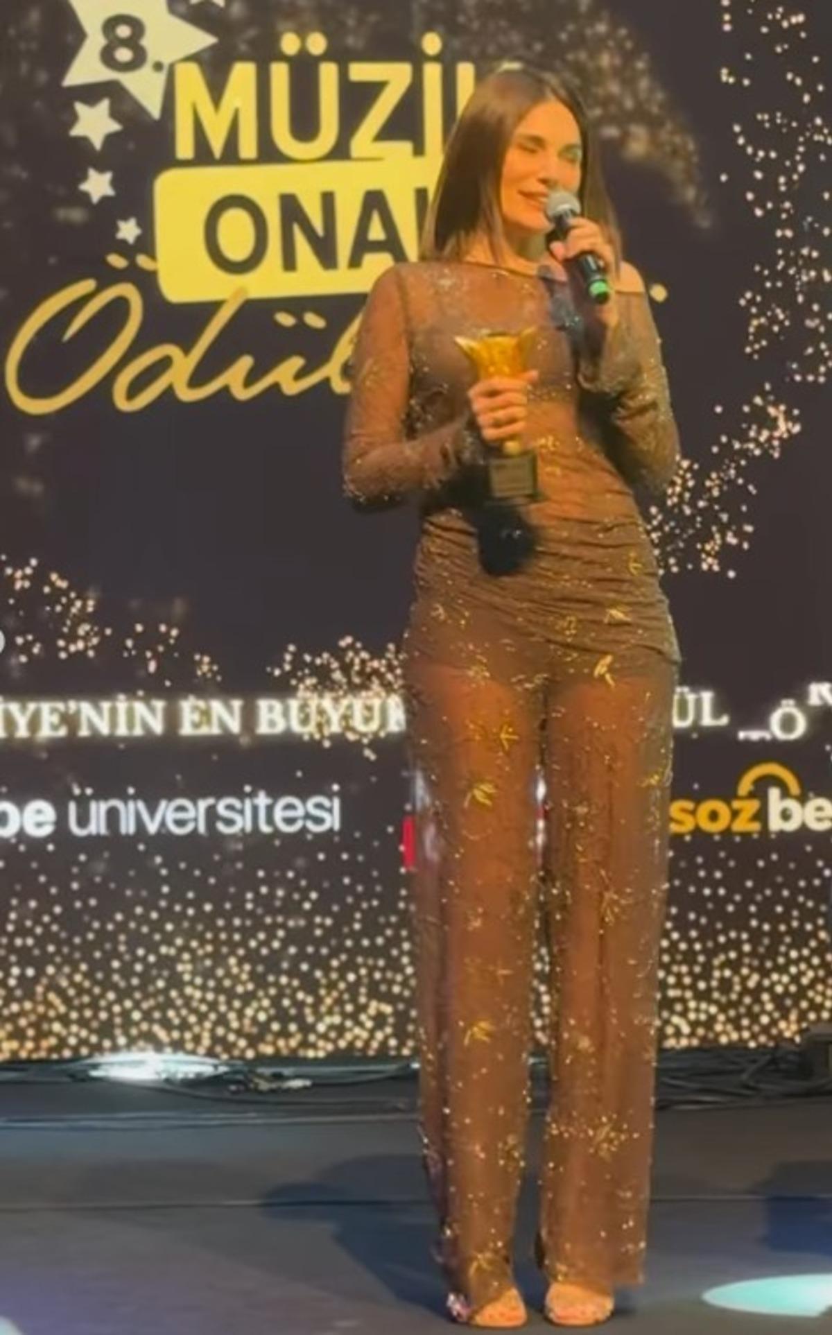 Buse Varol baştan aşağı transparan giydi! &Ouml;d&uuml;l T&ouml;reni tarzı &ccedil;ok eleştirildi 3