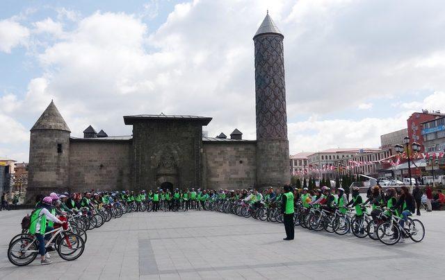 Öğrenciler, olimpiyata destek için 12 kilometre pedal çevirdi