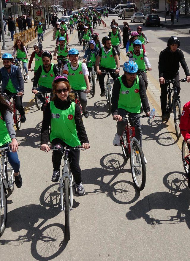 Öğrenciler, olimpiyata destek için 12 kilometre pedal çevirdi