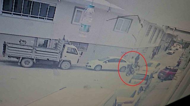 Bisikletli &ccedil;ocuklar otomobille b&ouml;yle &ccedil;arpıştı, kaza anı kamerada 2