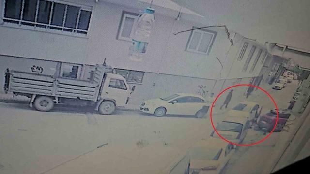 Bisikletli &ccedil;ocuklar otomobille b&ouml;yle &ccedil;arpıştı, kaza anı kamerada 1