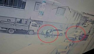 Bisikletli &ccedil;ocuklar otomobille b&ouml;yle &ccedil;arpıştı, kaza anı kamerada