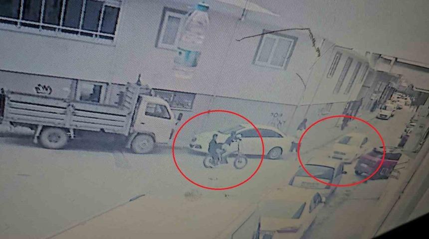 Bisikletli &ccedil;ocuklar otomobille b&ouml;yle &ccedil;arpıştı, kaza anı kamerada
