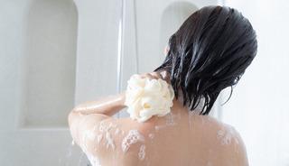 Duşta bu lifle yıkananlar dikkat! Meğer bakteri yuvasıymış