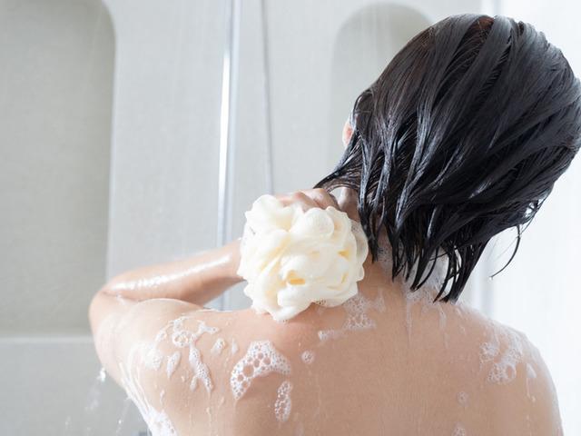 Duşta bu lifle yıkananlar dikkat! Meğer bakteri yuvasıymış