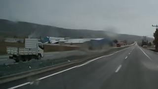 Ters yöne giren kamyonetin tehlikeli yolculuğu