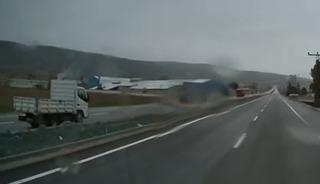 Ters y&ouml;ne giren kamyonetin tehlikeli yolculuğu