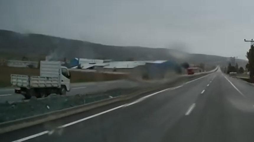 Ters y&ouml;ne giren kamyonetin tehlikeli yolculuğu