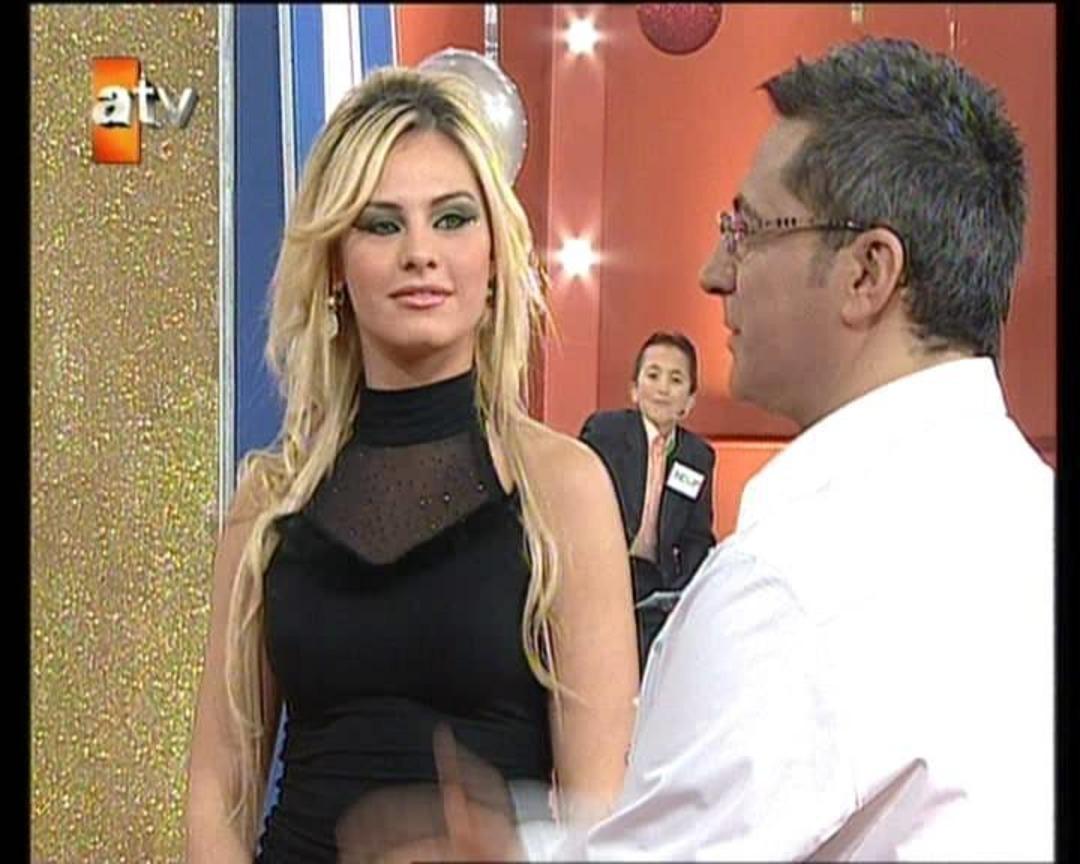 Tuvana T&uuml;rkay'ın kız kardeşi Katre T&uuml;rkay d&uuml;nyayı geziyor