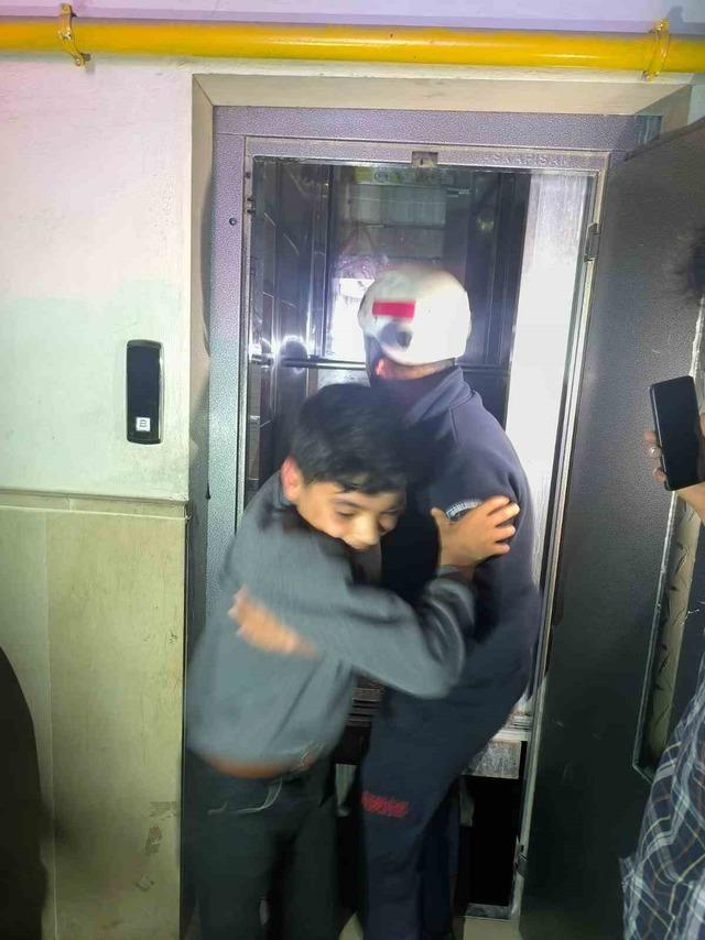 Asans&ouml;rde mahsur kalan 3 &ccedil;ocuk kurtarıldı 2