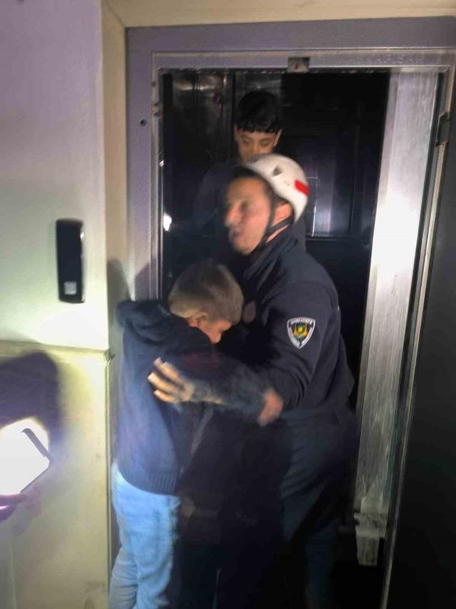 Asans&ouml;rde mahsur kalan 3 &ccedil;ocuk kurtarıldı 1