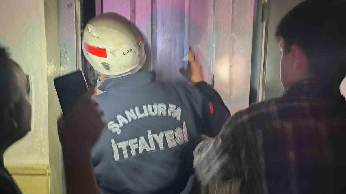 Asansörde mahsur kalan 3 çocuk kurtarıldı