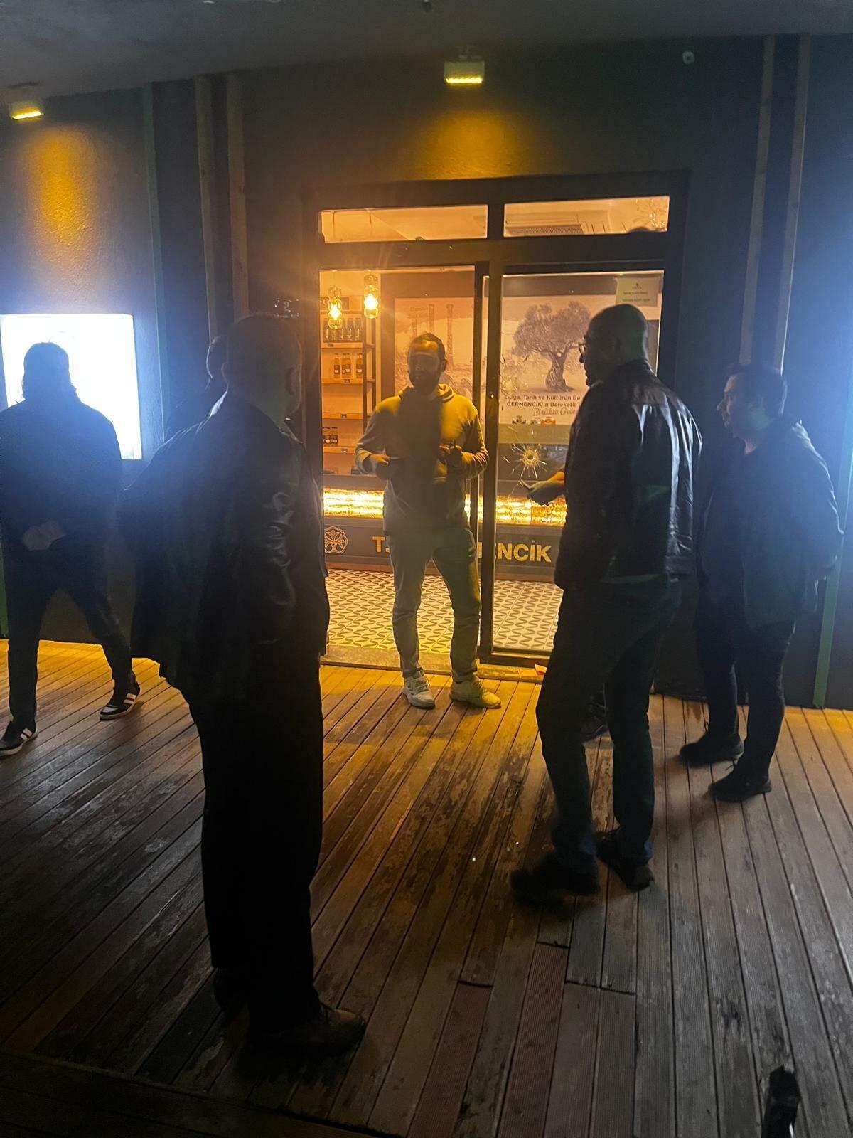 Belediyenin mağazası kurşunlandı! Eski belediye başkanı g&ouml;zaltına alındı 4