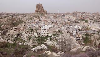 Mağaralar depo olarak kullanılıyor: '3047 n&uuml;fuslu beldede &ouml;nemli gelir kaynağı'