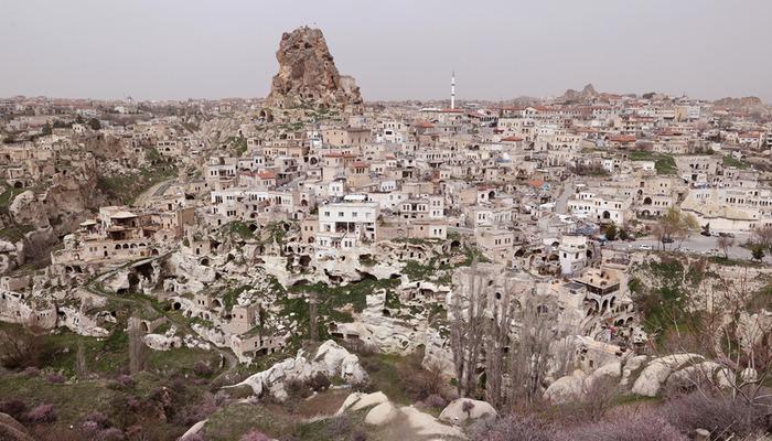 Mağaralar depo olarak kullanılıyor: '3047 n&uuml;fuslu beldede &ouml;nemli gelir kaynağı'