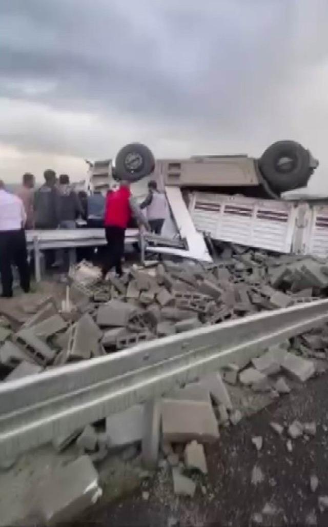 Diyarbakır&rsquo;da briket y&uuml;kl&uuml; tır yan yattı: 1 yaralı 1
