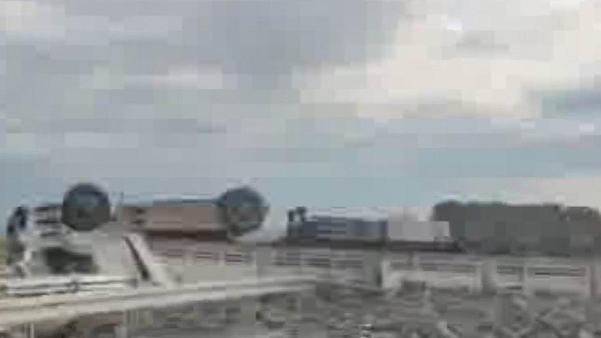 Diyarbakır’da briket yüklü tır yan yattı: 1 yaralı