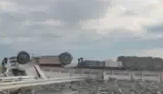 Diyarbakır&rsquo;da briket y&uuml;kl&uuml; tır yan yattı