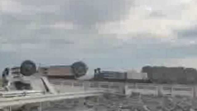 Diyarbakır’da briket yüklü tır yan yattı: 1 yaralı