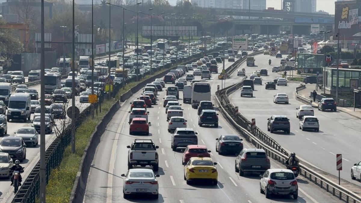 Satışlarda yeni tablo: Benzinli ve dizelde d&uuml;ş&uuml;ş, elektrikli otomobilde artış 2