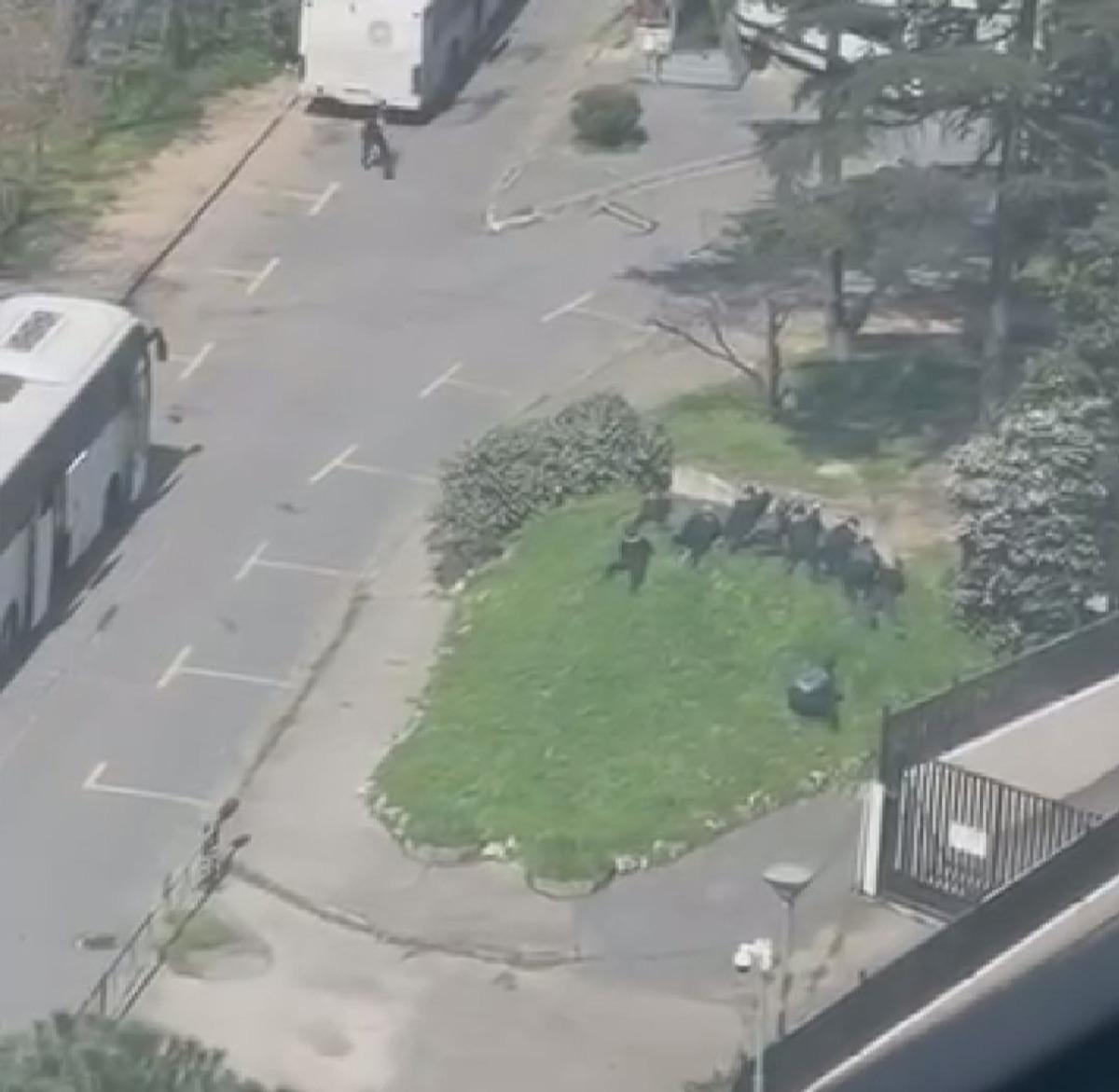 Son dakika | Kiralık ara&ccedil;la gelmişler! İsrail Başkonsolosluğu &ouml;n&uuml;nde &ccedil;atışma: 3 ter&ouml;ristten ikisi kardeş &ccedil;ıktı 2