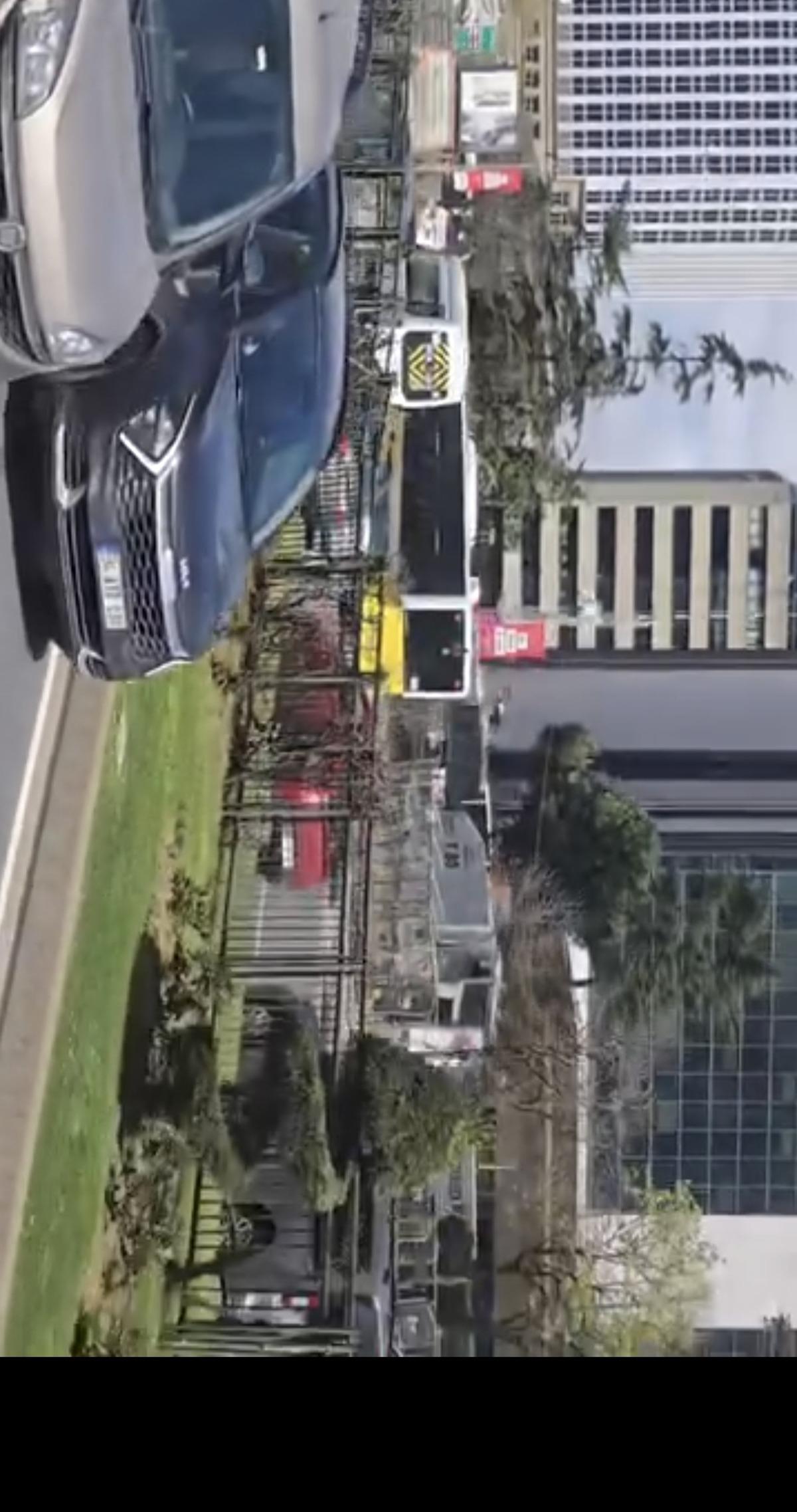 İstanbul daki &ccedil;atışmada y&uuml;rekler ağza geldi! Kurşun İETT otob&uuml;s&uuml;ne isabet etti 4