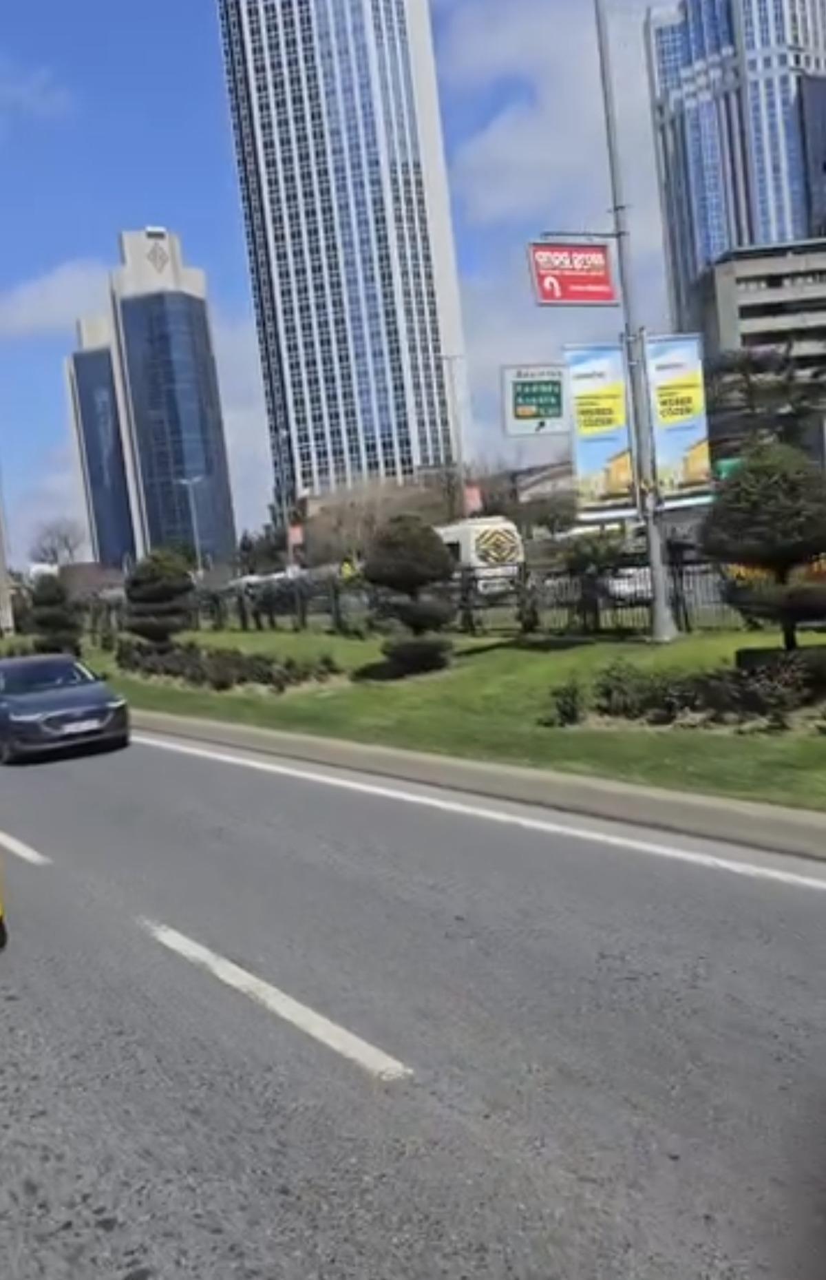 İstanbul daki &ccedil;atışmada y&uuml;rekler ağza geldi! Kurşun İETT otob&uuml;s&uuml;ne isabet etti 3