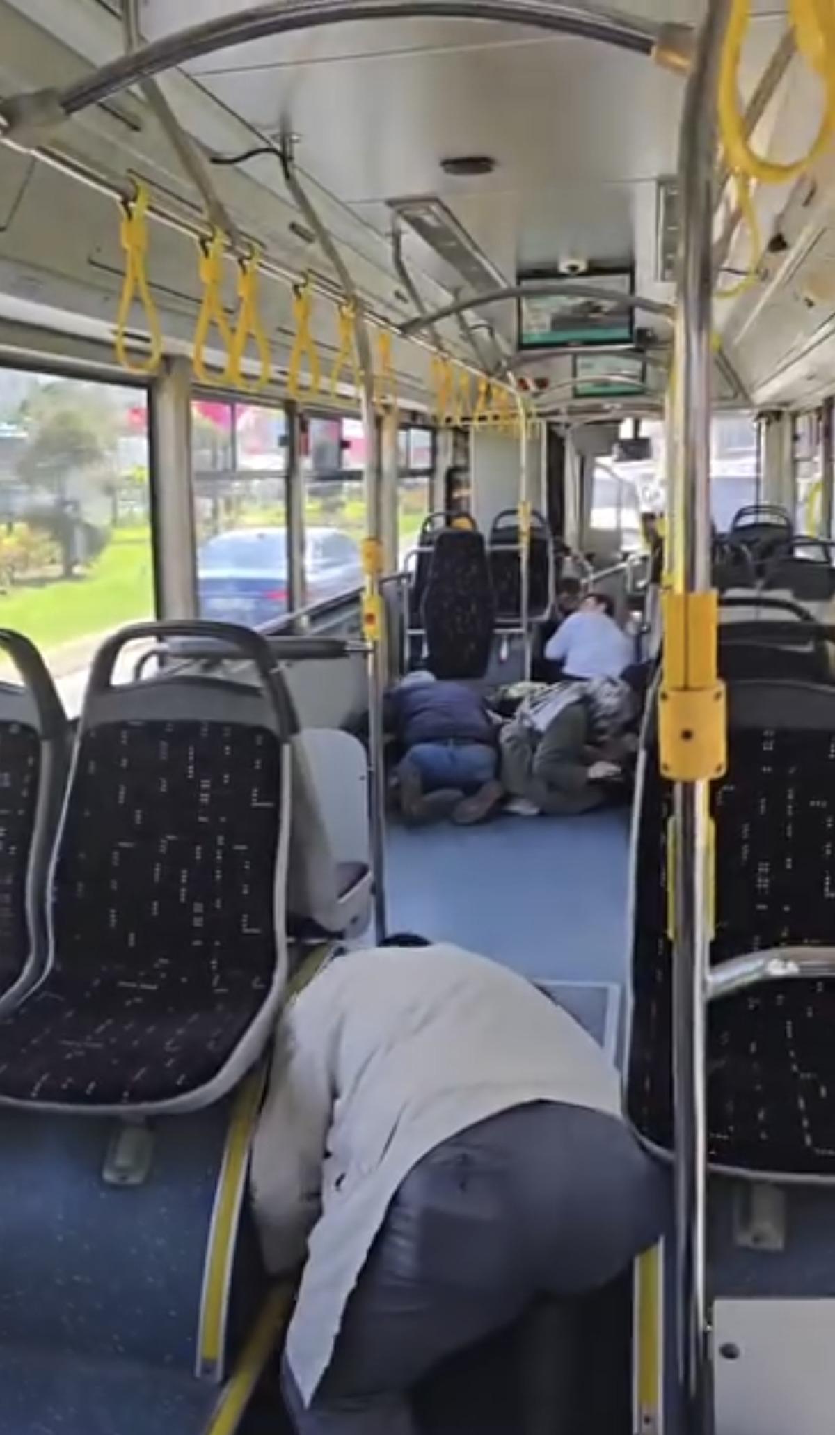 İstanbul daki &ccedil;atışmada y&uuml;rekler ağza geldi! Kurşun İETT otob&uuml;s&uuml;ne isabet etti 2