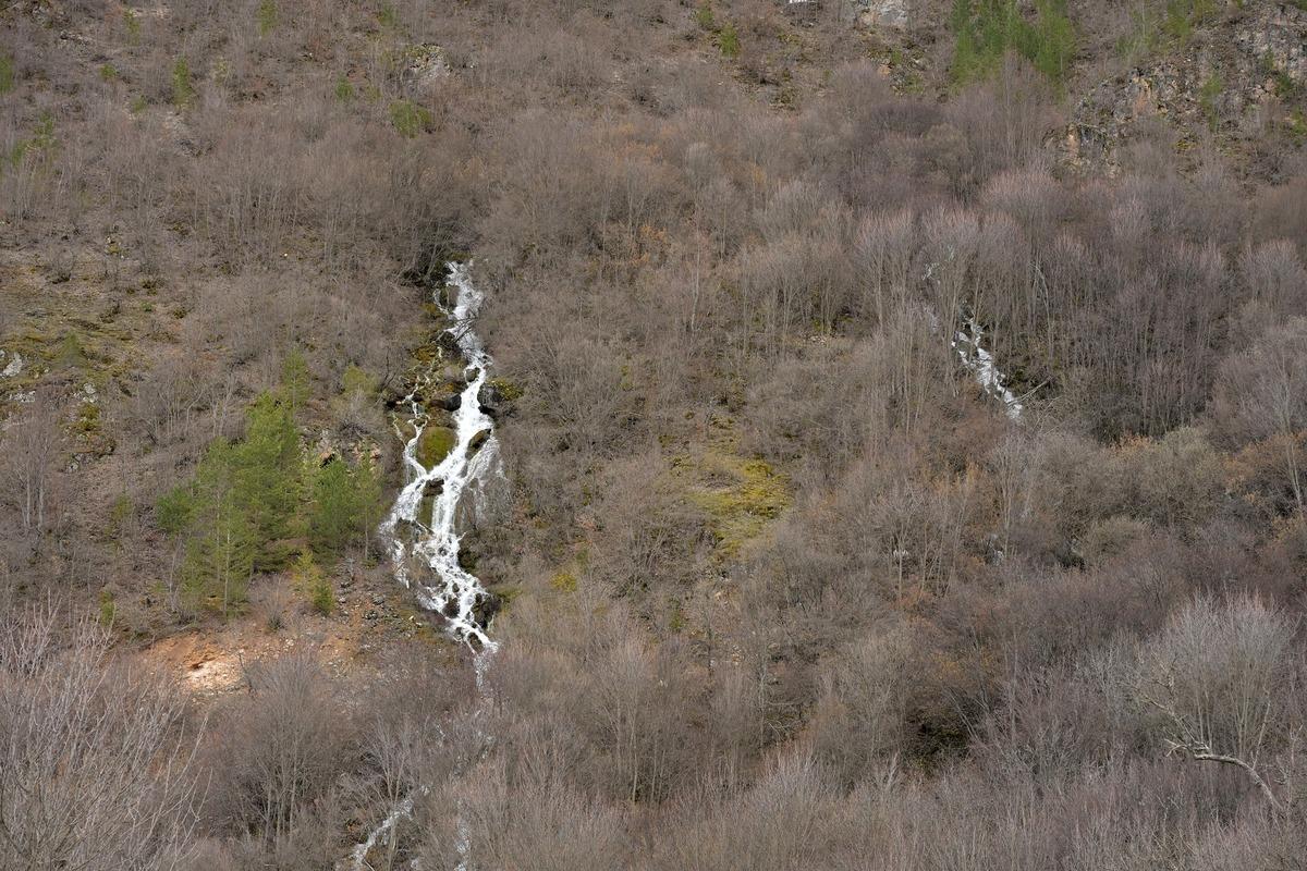 Dağın ortasından fışkırıyor, kaynağı bir t&uuml;rl&uuml; bulunamıyor! G&ouml;renler şaşkın 4