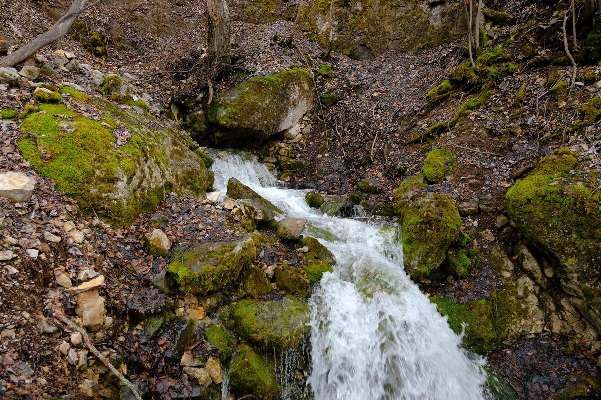 Dağın ortasından fışkırıyor, kaynağı bir t&uuml;rl&uuml; bulunamıyor! G&ouml;renler şaşkın 3