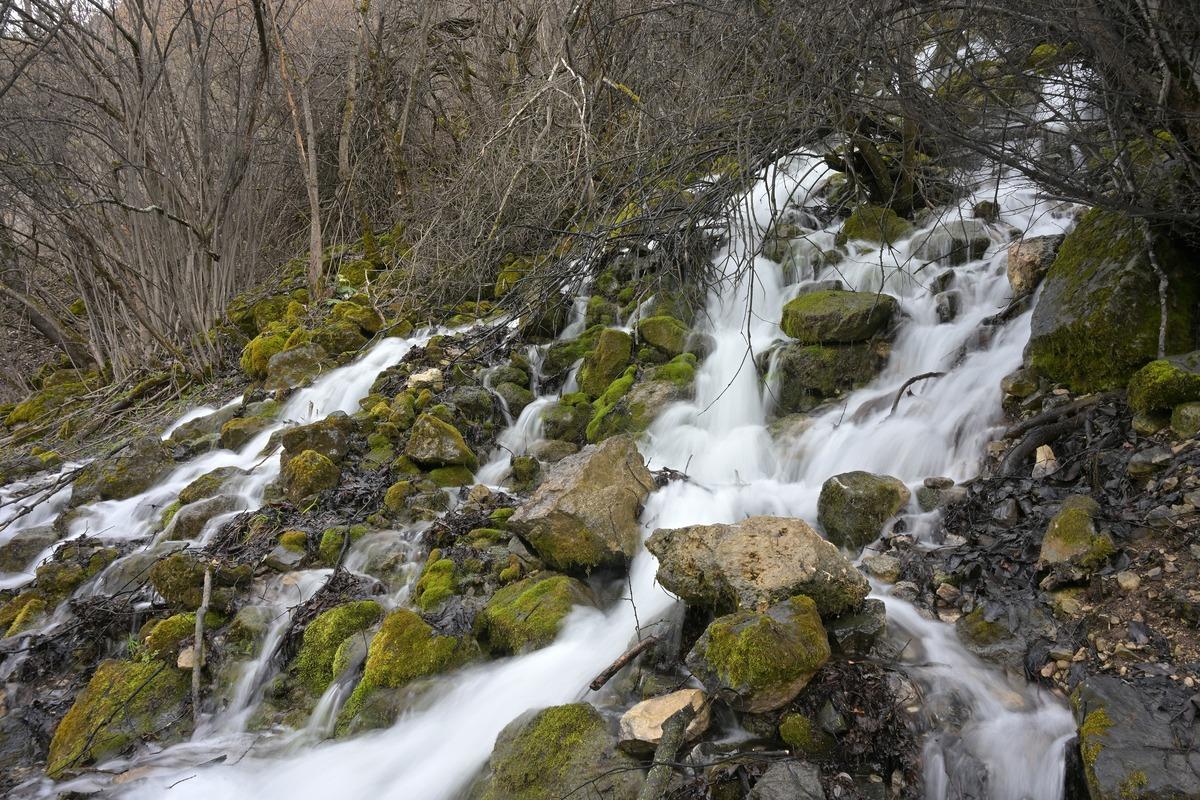 Dağın ortasından fışkırıyor, kaynağı bir t&uuml;rl&uuml; bulunamıyor! G&ouml;renler şaşkın 1