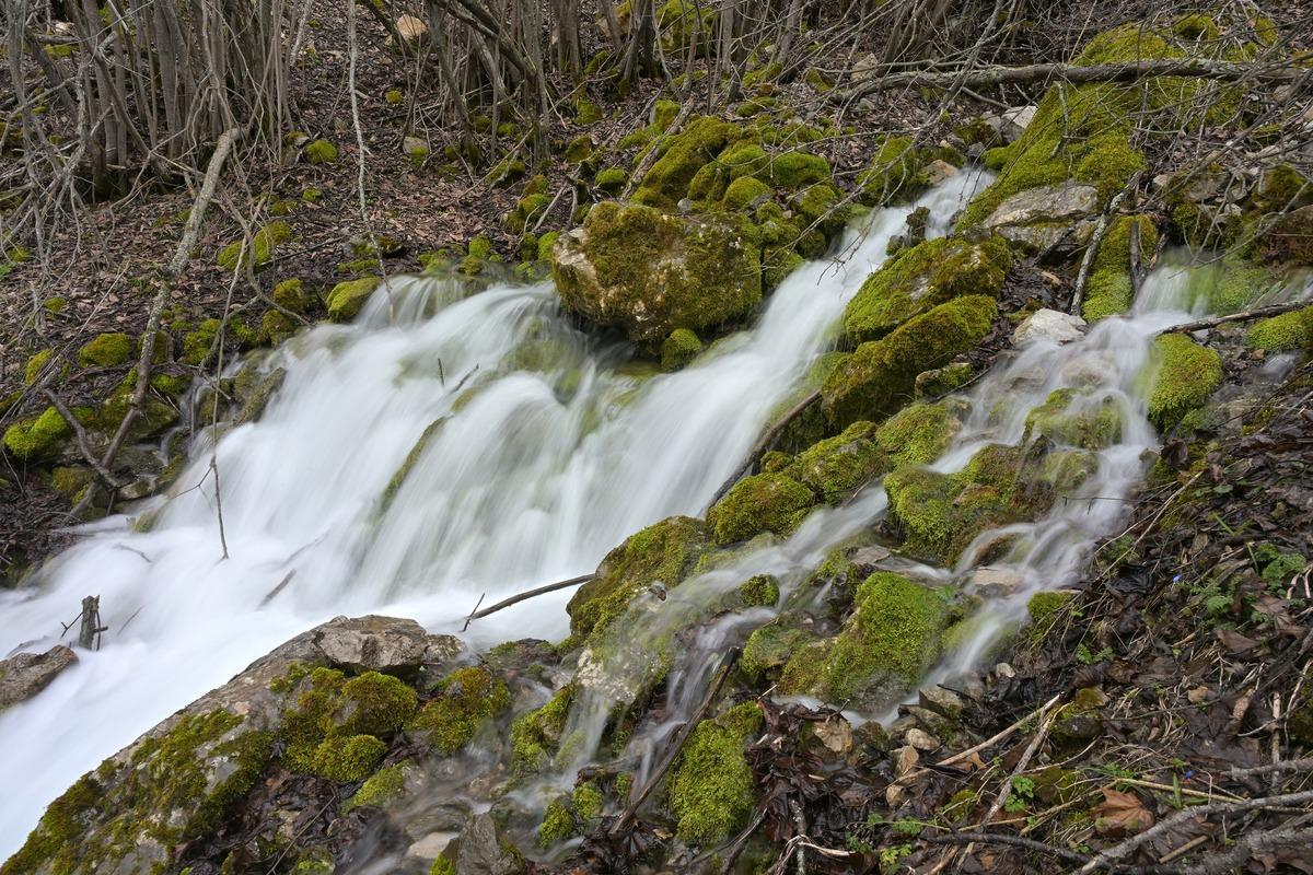 Dağın ortasından fışkırıyor, kaynağı bir t&uuml;rl&uuml; bulunamıyor! G&ouml;renler şaşkın 5