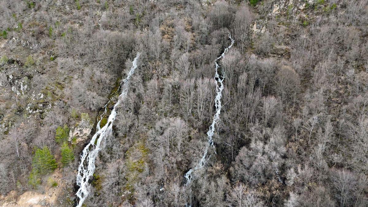 Dağın ortasından fışkırıyor, kaynağı bir t&uuml;rl&uuml; bulunamıyor! G&ouml;renler şaşkın 2