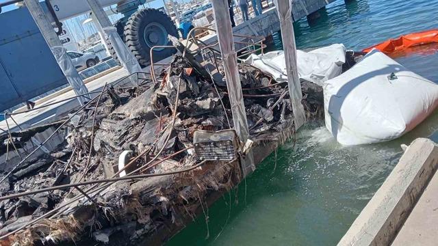 Yanan teknelerin enkazları kaldırılıyor