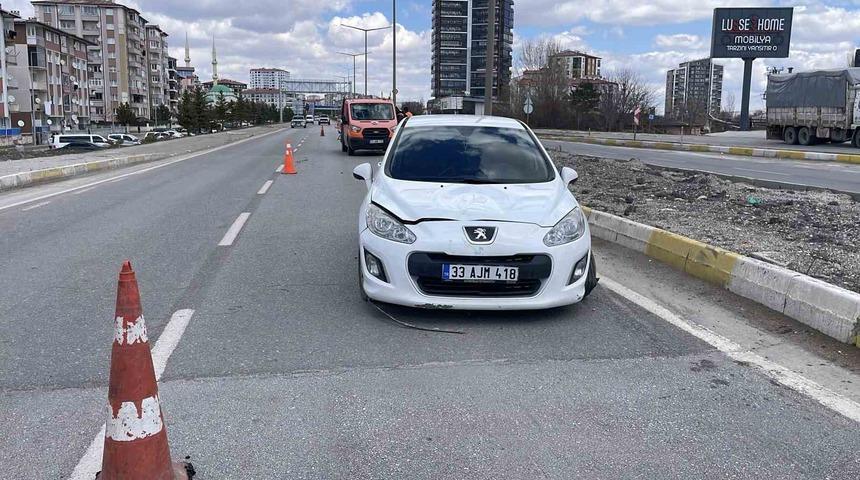 Otomobil &ccedil;arpan kız &ccedil;ocuğu ağır yaralandı