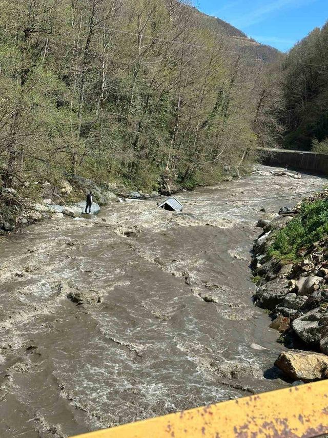 Giresun&rsquo;da otomobil dereye u&ccedil;tu: 1 kişi hayatını kaybetti 2
