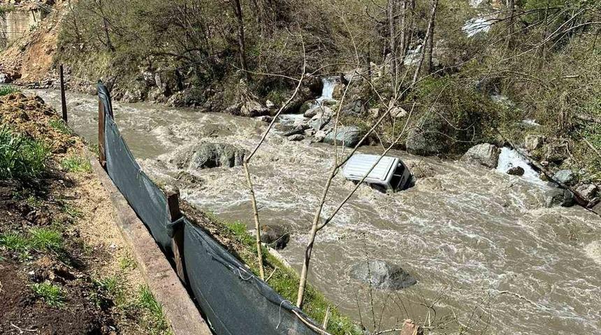 Giresun&rsquo;da otomobil dereye u&ccedil;tu: 1 kişi hayatını kaybetti