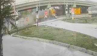 Tır otomobile &ccedil;arptı: 1 &ouml;l&uuml;