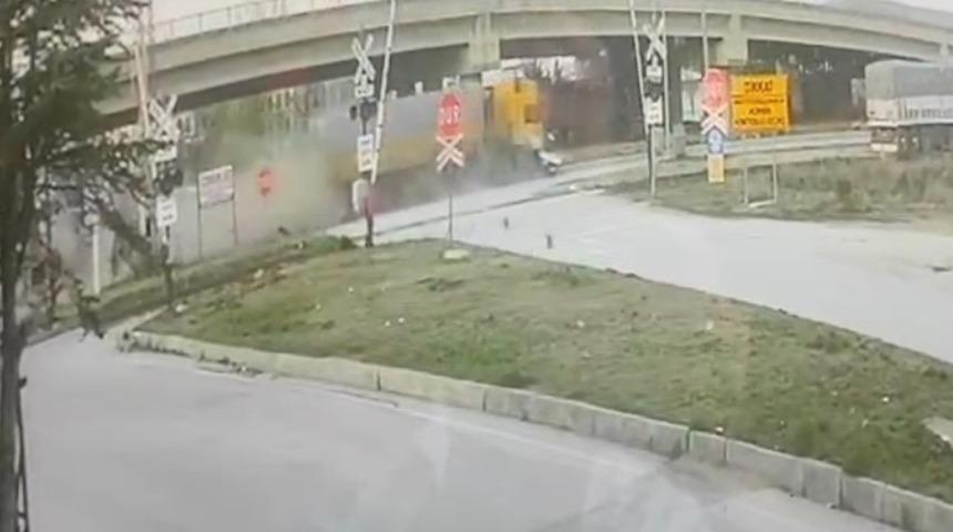 Tır otomobile &ccedil;arptı: 1 &ouml;l&uuml;