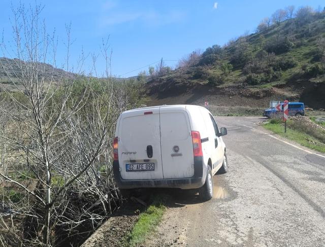 K&ouml;pr&uuml; demirleri araca saplandı: 1 yaralı 1