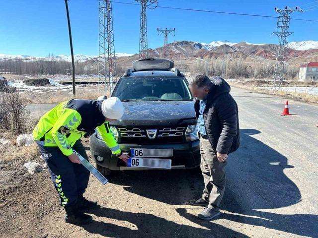 Jandarma trafik ekipleri rehberlik ve bilgilendirme &ccedil;alışmalarını s&uuml;rd&uuml;r&uuml;yor 3