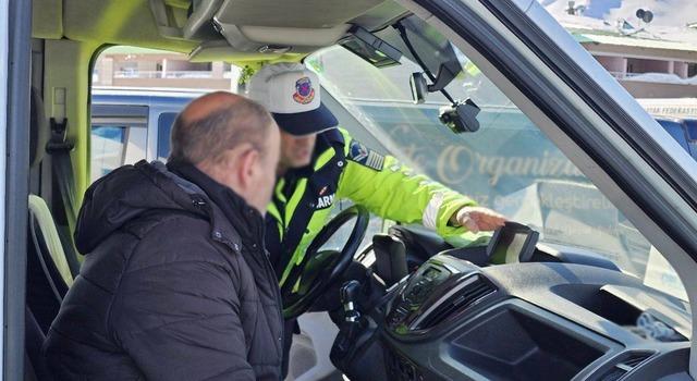 Jandarma trafik ekipleri rehberlik ve bilgilendirme &ccedil;alışmalarını s&uuml;rd&uuml;r&uuml;yor 2