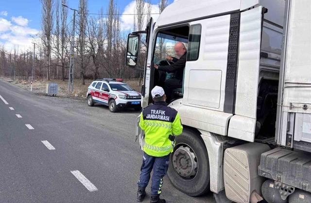 Jandarma trafik ekipleri rehberlik ve bilgilendirme &ccedil;alışmalarını s&uuml;rd&uuml;r&uuml;yor 1