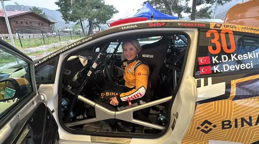 T&uuml;rkiye'nin ilk engelli kadın ralli pilotu K&uuml;bra Denizci Keskin'den &ccedil;ifte derece