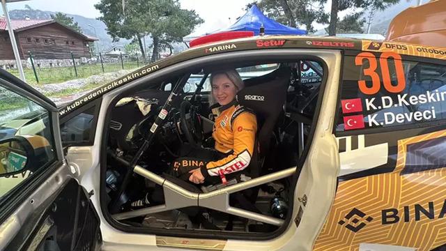 Türkiye'nin ilk engelli kadın ralli pilotu Kübra Denizci Keskin'den çifte derece