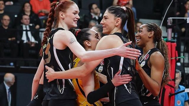 Sultanlar Ligi play-off final serisinde VakıfBank, Fenerbahçe'yi 3-0 mağlup etti