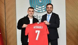 Kerem Akt&uuml;rkoğlu&rsquo;ndan Başkan &Ouml;zl&uuml;&rsquo;ye forma hediyesi