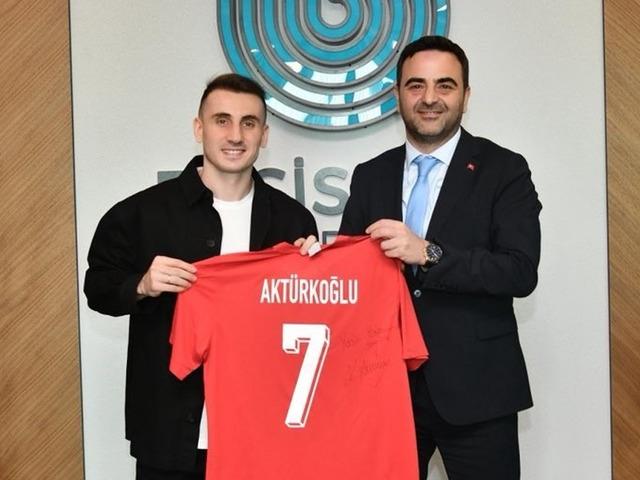 Kerem Akt&uuml;rkoğlu&rsquo;ndan Başkan &Ouml;zl&uuml;&rsquo;ye forma hediyesi