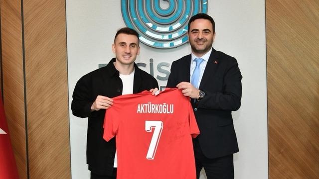 Kerem Aktürkoğlu’ndan Başkan Özlü’ye forma hediyesi